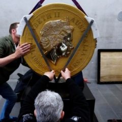 Imagem da notícia: A maior moeda de ouro do mundo est&aacute; em digress&atilde;o europeia