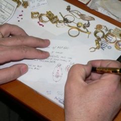 Imagem da notícia: Familiaridade com “J&oacute;ias d’Av&oacute;”