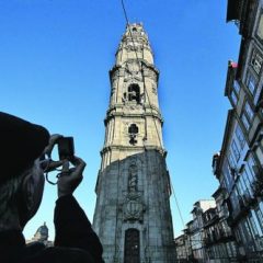 Imagem da notícia: Chave da Torre dos Clérigos entregue à Câmara do Porto