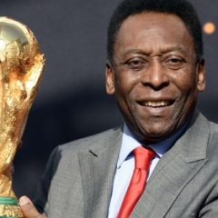 Imagem da notícia: Pel&eacute; doa joias para a caridade