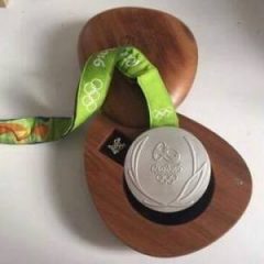 Imagem da notícia: Atleta polaco leiloa medalha de prata