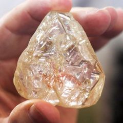 Imagem da notícia: “Diamante da Paz” vendido para fins solidários
