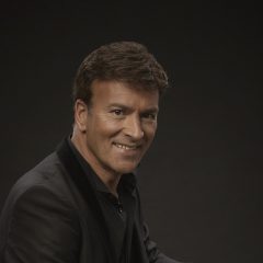 Imagem da notícia: Tony Carreira junta-se à Raymond Weil