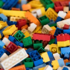 Imagem da notícia: É melhor investir em Lego ou em ouro?
