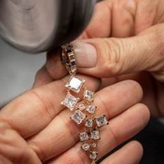 Imagem da notícia: Chopard lança coleção sustentável com atriz Marion Cotillard