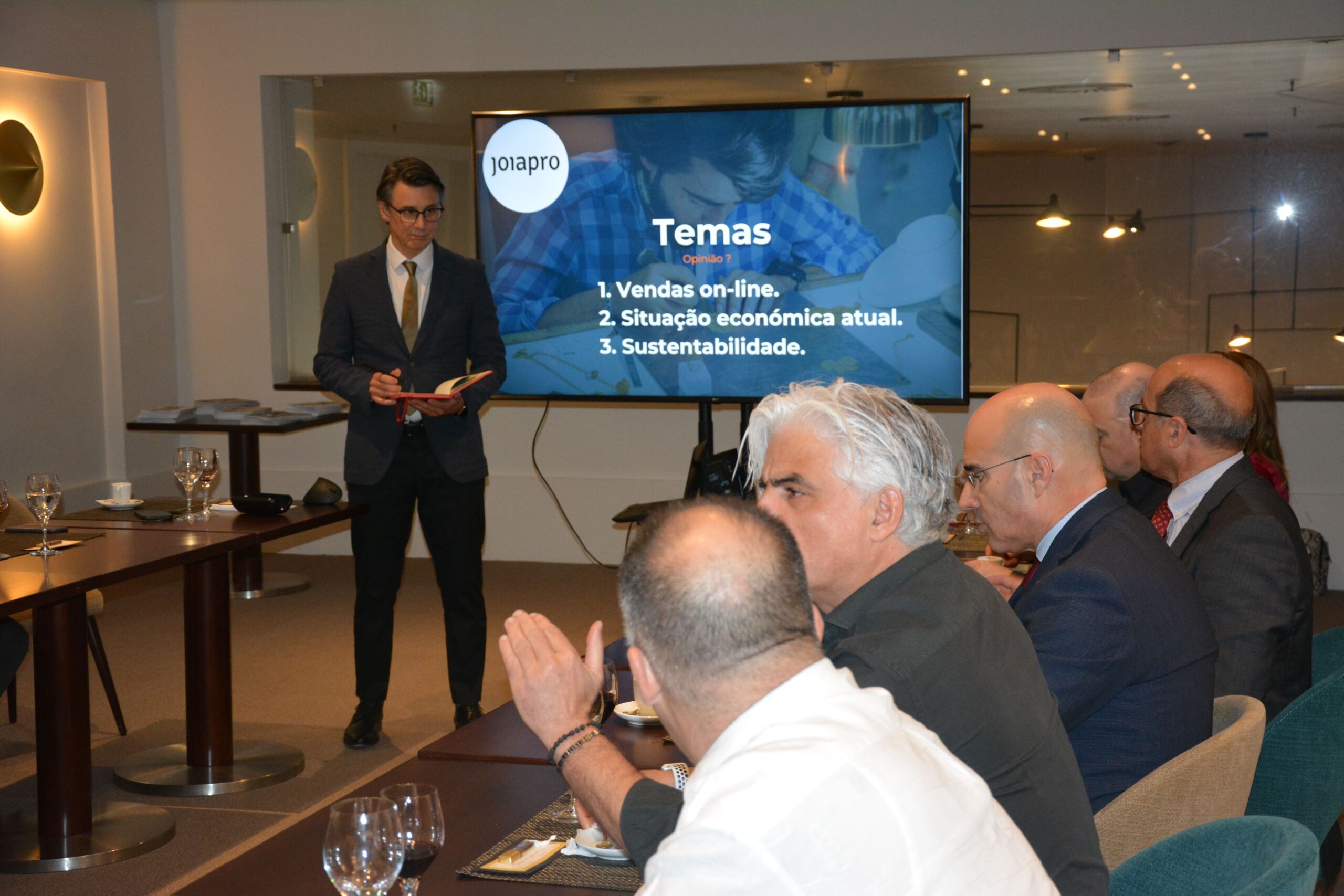 Imagem da notícia: Current Economic Situation Marked First JoiaPro Meeting