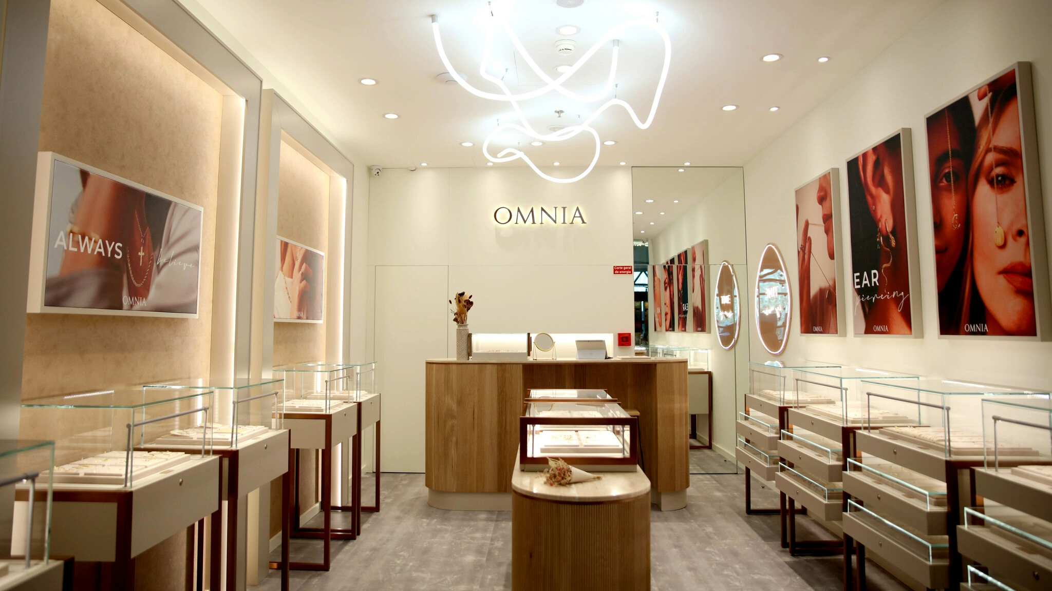 Imagem da notícia: Omnia abre lojas físicas