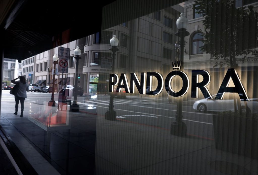 Imagem da notícia: Pandora reduz dependência da prata face aos custos das matérias-primas